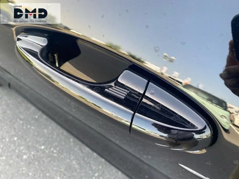 Poignée de porte noire Agate métallisée en gros plan sur Ford Puma côté droit, reflet de l'environnement visible.