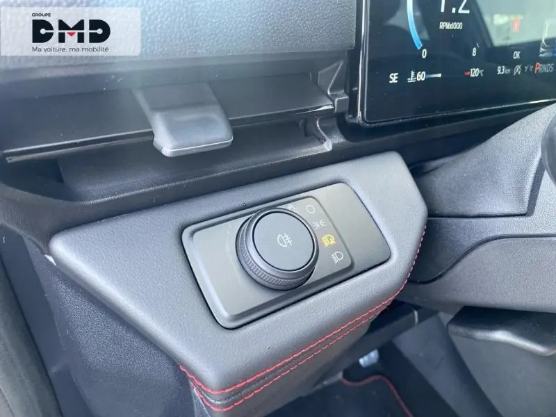 Détail du bouton de commande des phares sur le tableau de bord noir avec surpiqûres rouges du Ford Puma 2026.