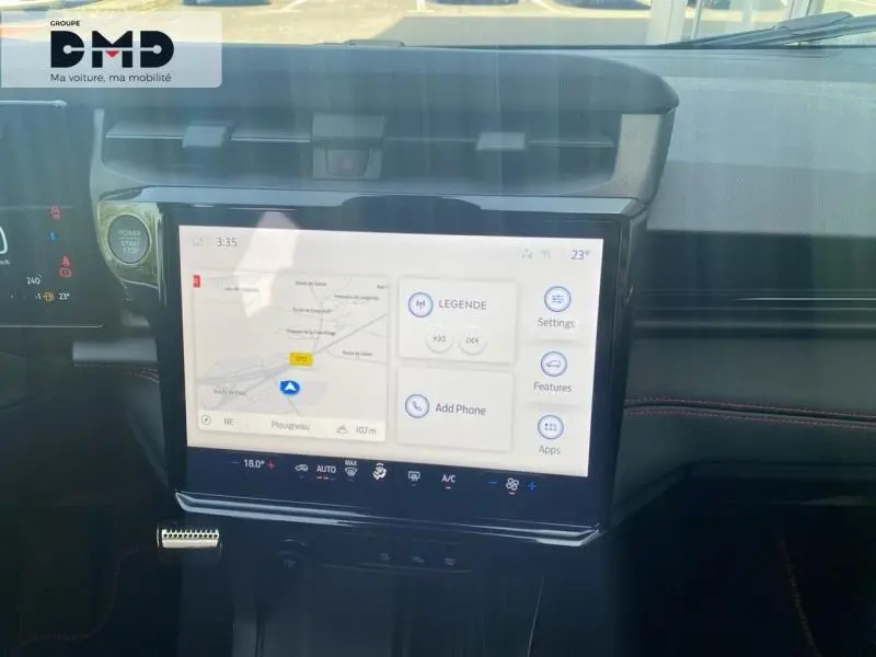 Vue intérieure du tableau de bord du Ford Puma noir, mettant en valeur l'écran tactile central avec navigation GPS affichée.