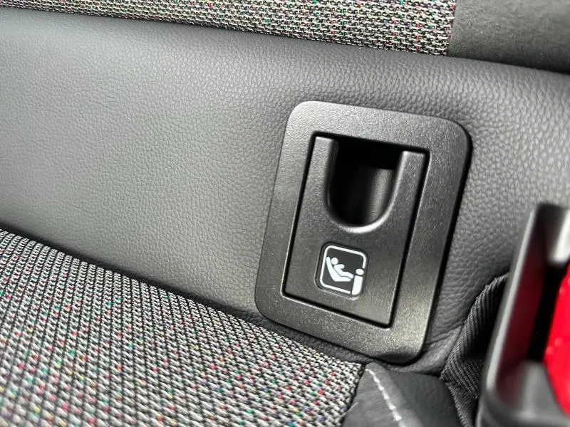 Détail du siège arrière noir de la Toyota Corolla 2025 montrant l'ancrage Isofix pour siège enfant.