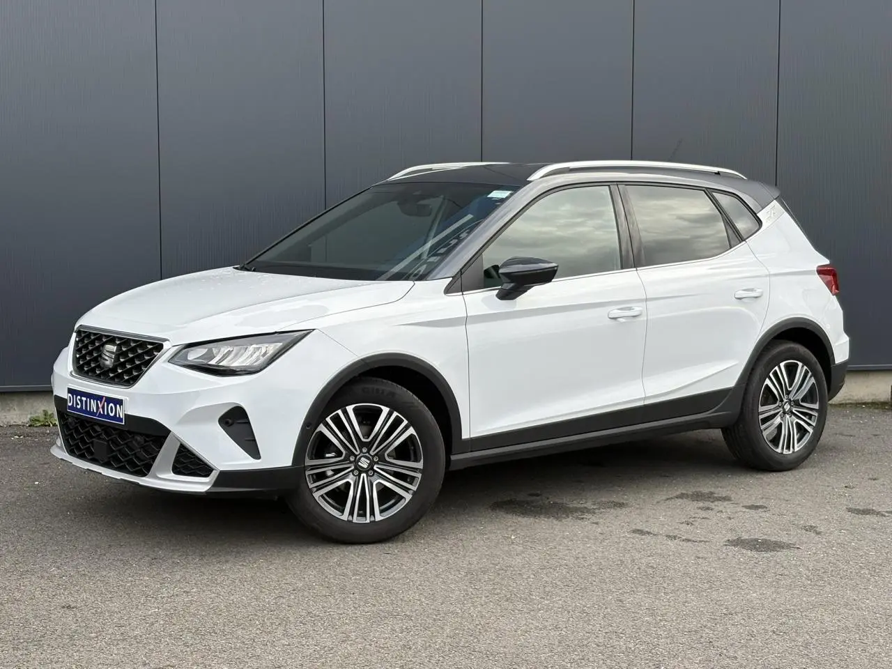 SEAT Arona TSI 115 Xpérience blanc Nevada en 3/4 avant droit avec toit noir et jantes alliage 17 pouces.