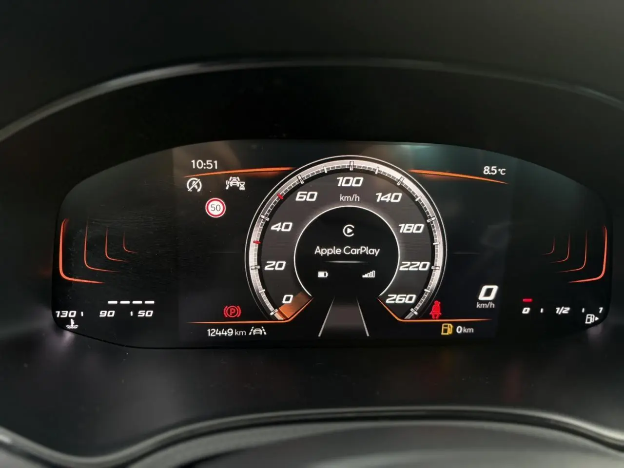 Tableau de bord digital du SEAT Arona TSI 115 Xpérience affichant Apple CarPlay et vitesse à 0 km/h.