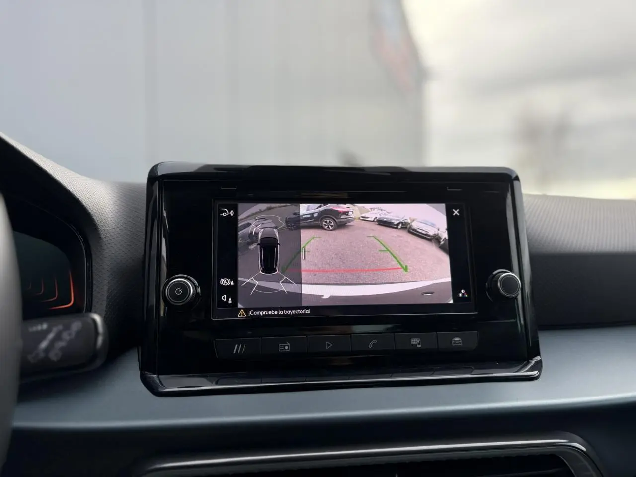 Écran central de la SEAT Arona montrant la caméra de recul avec guidage dynamique en stationnement.