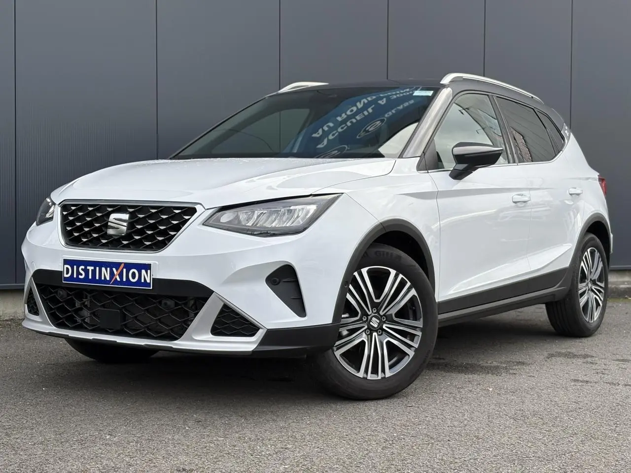 SEAT Arona blanc Nevada en 3/4 avant droit avec calandre chromée et jantes alliage 17 pouces.