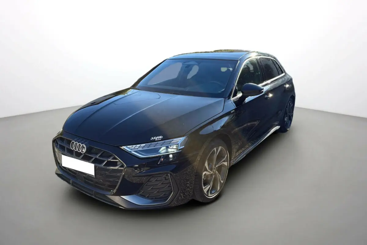 Audi A3 TFSI 150 Hybrid S-Line noir mythic vue 3/4 avant droit avec jantes alu 18 pouces et feux full LED.