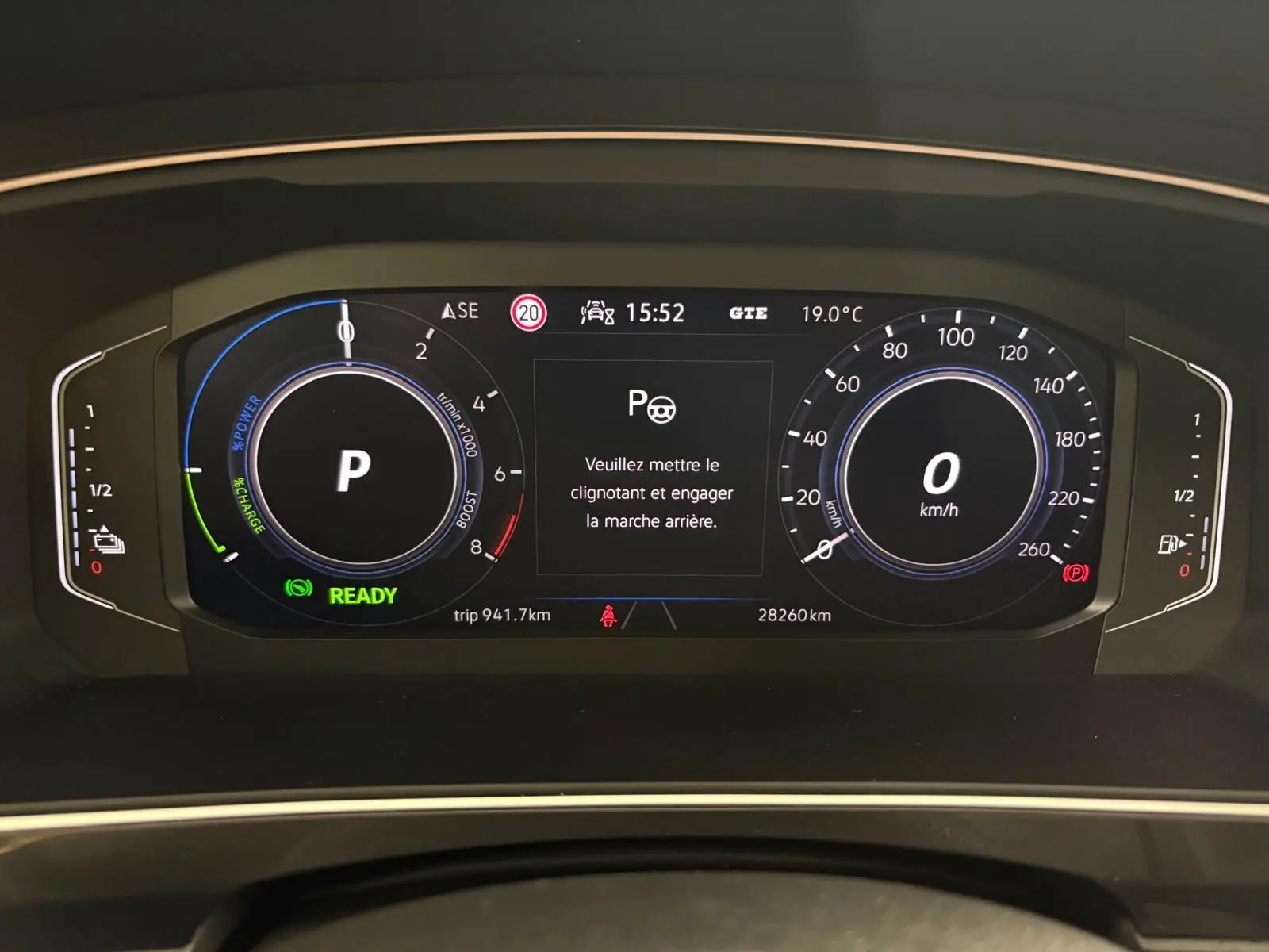 Tableau de bord numérique du Volkswagen Tiguan 1.4 eHybrid 2023 affichant vitesse, régime et message de marche arrière.