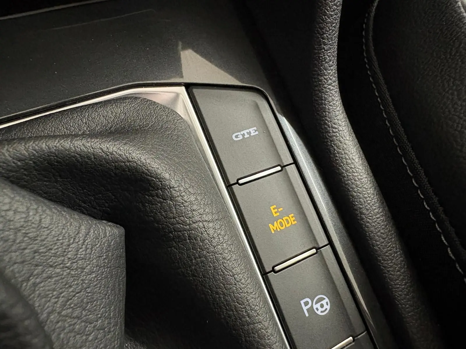 Gros plan sur les boutons de mode de conduite du Volkswagen Tiguan 2023 hybride, avec finition R-Line Exclusive.