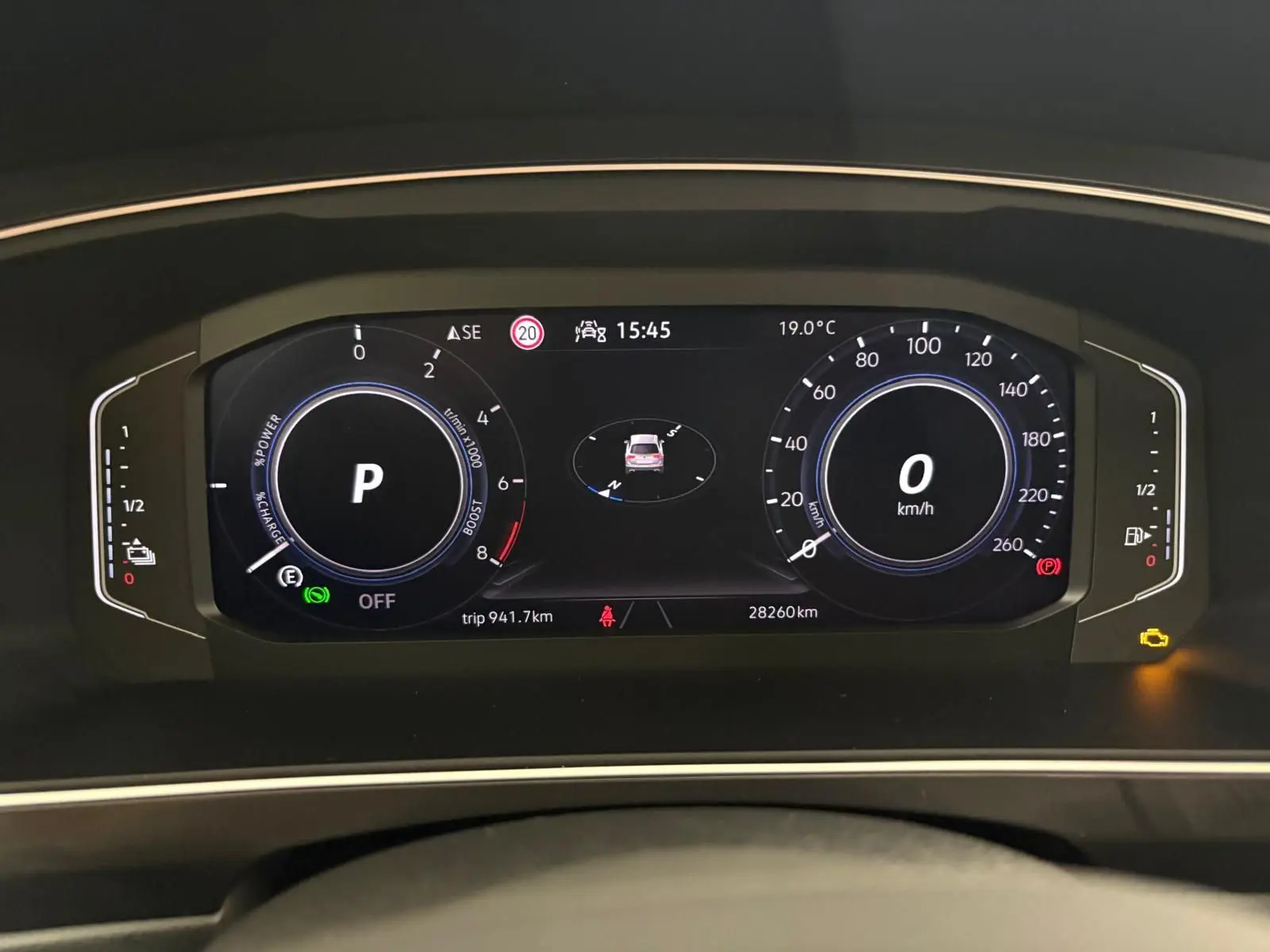 Tableau de bord numérique du Volkswagen Tiguan 1.4 eHybrid 2023, affichant vitesse, régime et informations de conduite.