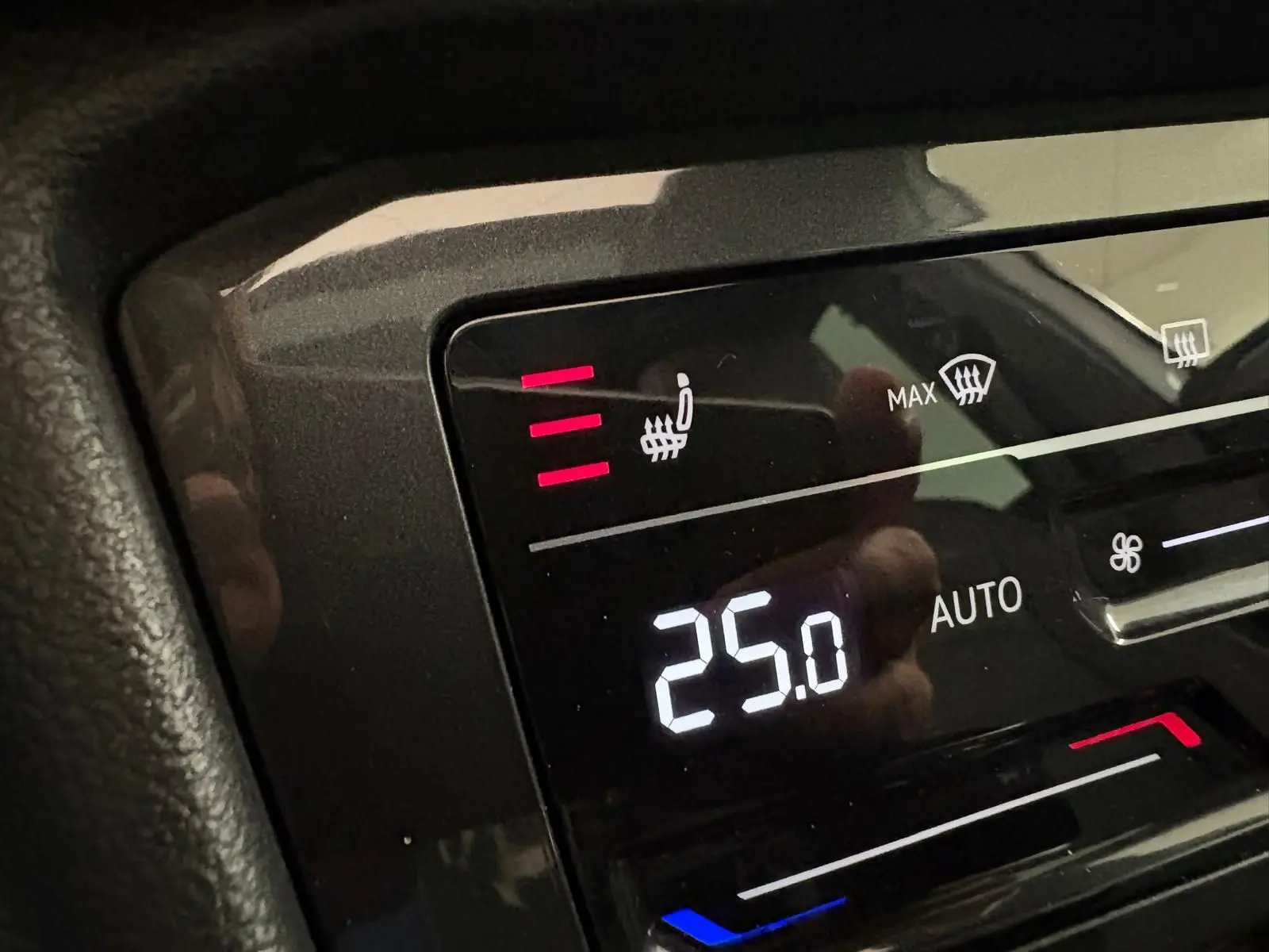 Panneau de commande de la climatisation avec réglage à 25°C et siège chauffant activé dans un Volkswagen Tiguan blanc hybride 2023.