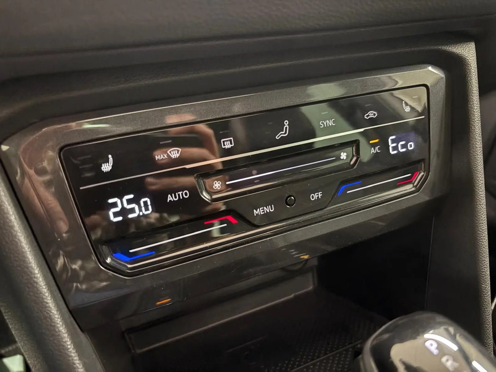 Panneau de commande de climatisation digital du Volkswagen Tiguan 1.4 eHybrid 2023 avec affichage température à 25°C en mode Eco.