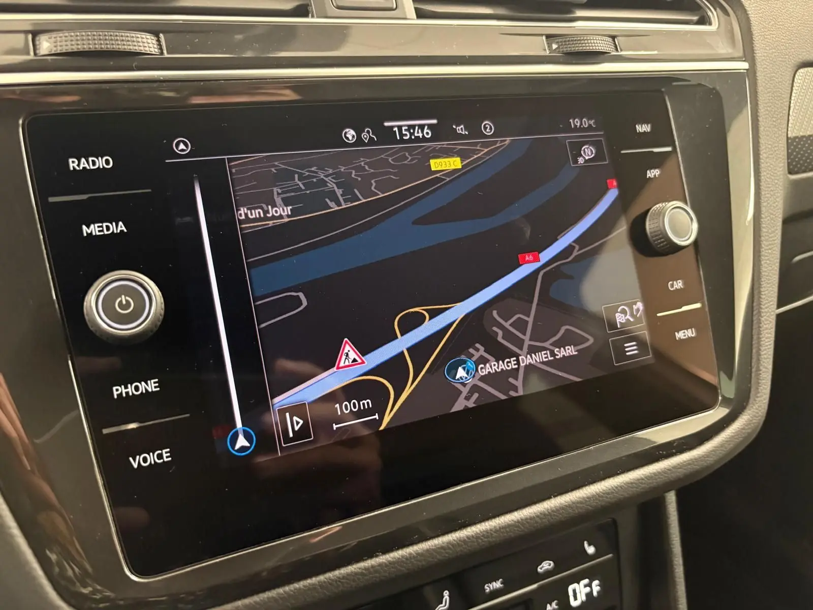 Écran tactile du système de navigation du Volkswagen Tiguan 1.4 eHybrid blanc, affichant une carte en intérieur véhicule.