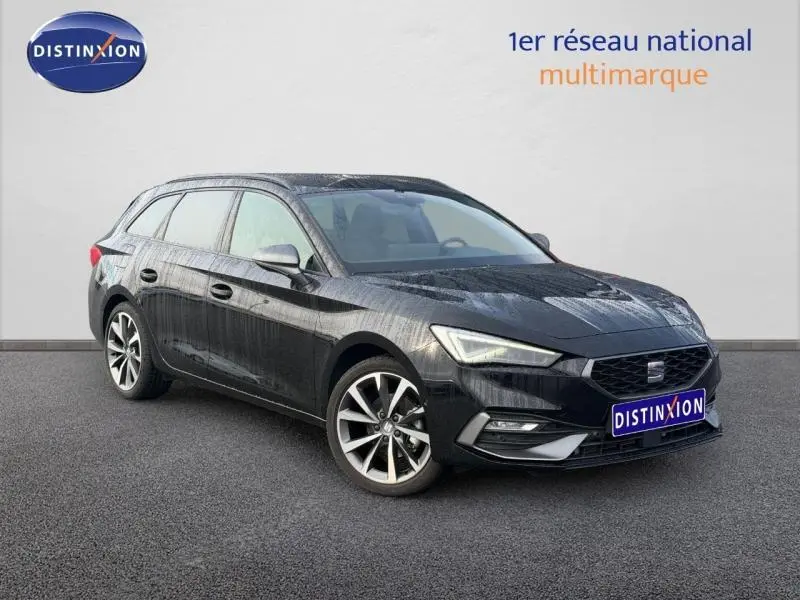 SEAT LEON ST 2025 noir métallisé, vue 3/4 avant droit, avec jantes alliage et calandre distinctive FR.