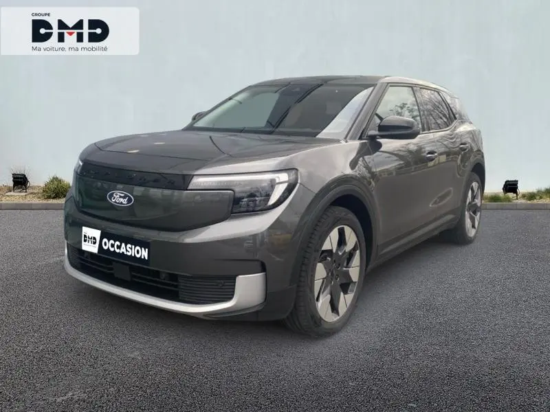 Ford Explorer électrique gris Magnetic métallisé vu en 3/4 avant droit avec jantes alu distinctives.