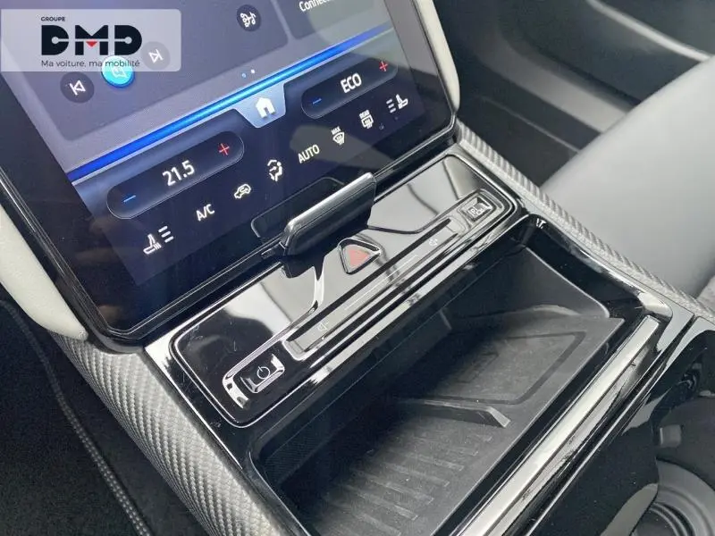 Vue rapprochée de la console centrale noire brillante du Ford Explorer 2025 avec écran tactile et commandes climatisation.