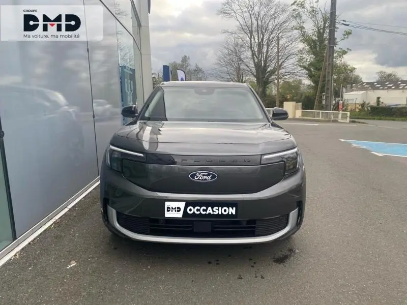 Vue avant d'un Ford Explorer 2025 gris Magnetic métallisé, avec calandre lisse et logo Ford bien visible.