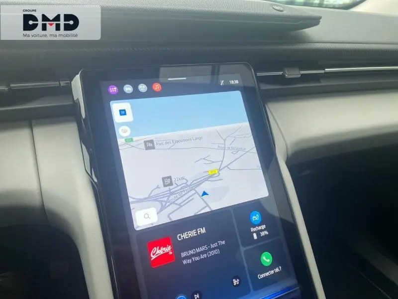 Vue intérieure centrée sur l'écran tactile du système multimédia du Ford Explorer 2025, ambiance claire et moderne.