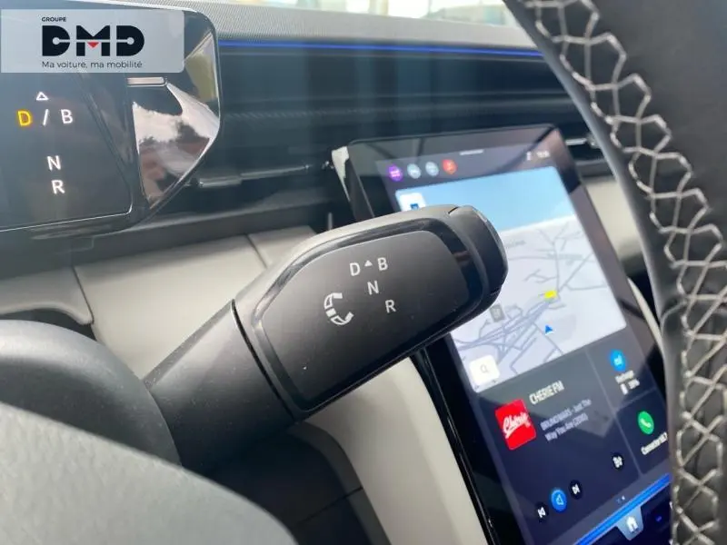Gros plan sur le levier de vitesses automatique et l'écran tactile du tableau de bord du Ford Explorer gris Magnetic.