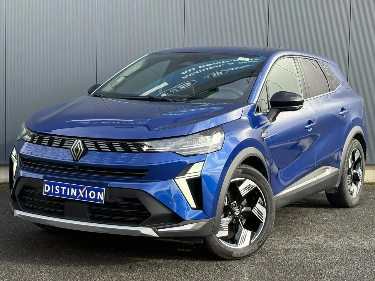 Renault Symbioz E-Tech hybride bleu Iron en 3/4 avant droit avec jantes 18 pouces et hayon mains libres.