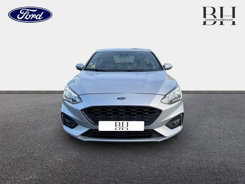 Vue frontale d'une Ford Focus 1.5 EcoBlue gris lunaire métallisé avec calandre noire et phares LED.