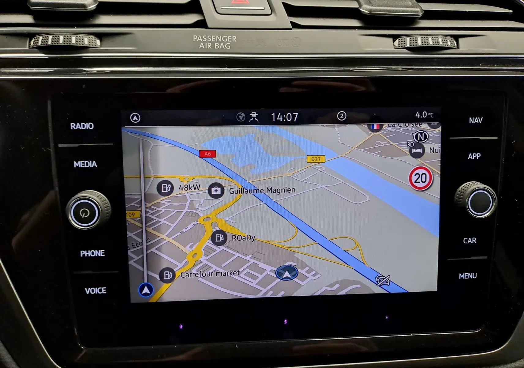Vue rapprochée de l'écran tactile du système de navigation du Volkswagen Touran 2025 noir intense nacré.