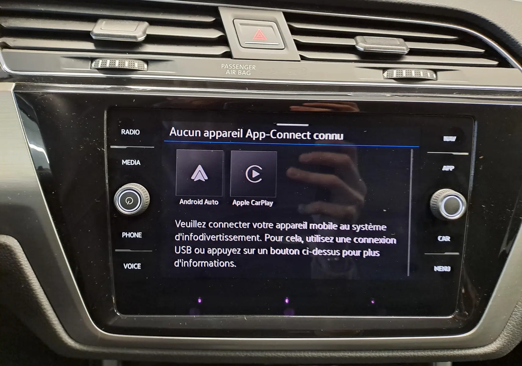 Écran tactile central du Volkswagen Touran 2025 affichant la connexion Android Auto et Apple CarPlay, intérieur noir.
