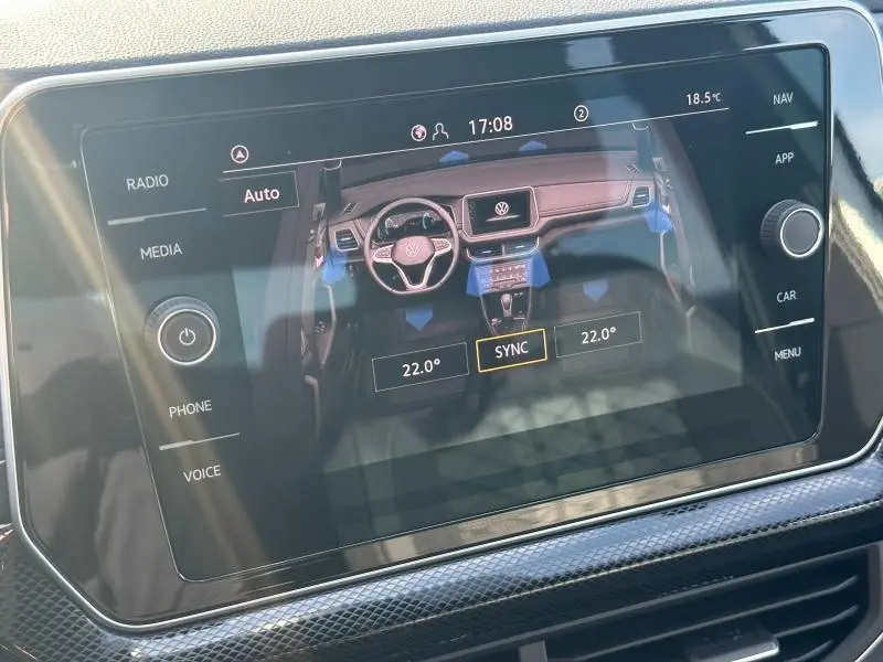 Écran tactile affichant la commande de climatisation du Volkswagen T-Cross 2025 avec intérieur en vue de dessus.