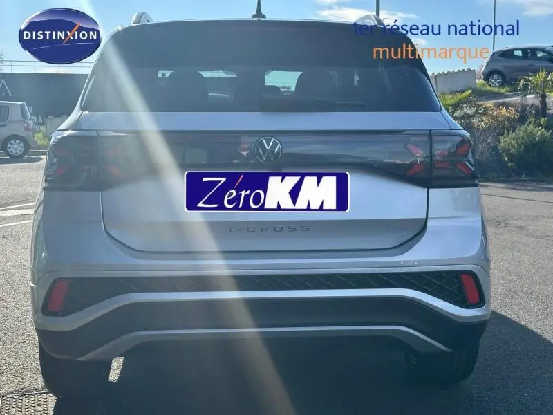 Vue arrière d'un Volkswagen T-Cross 2025 R-Line en Reflet d'Argent métallisé avec feux arrière sombres et logo central.