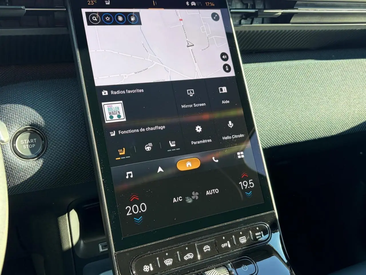 Vue rapprochée de l’écran tactile vertical central du Citroën C5 Aircross blanc, affichant la navigation et les commandes de chauffage.