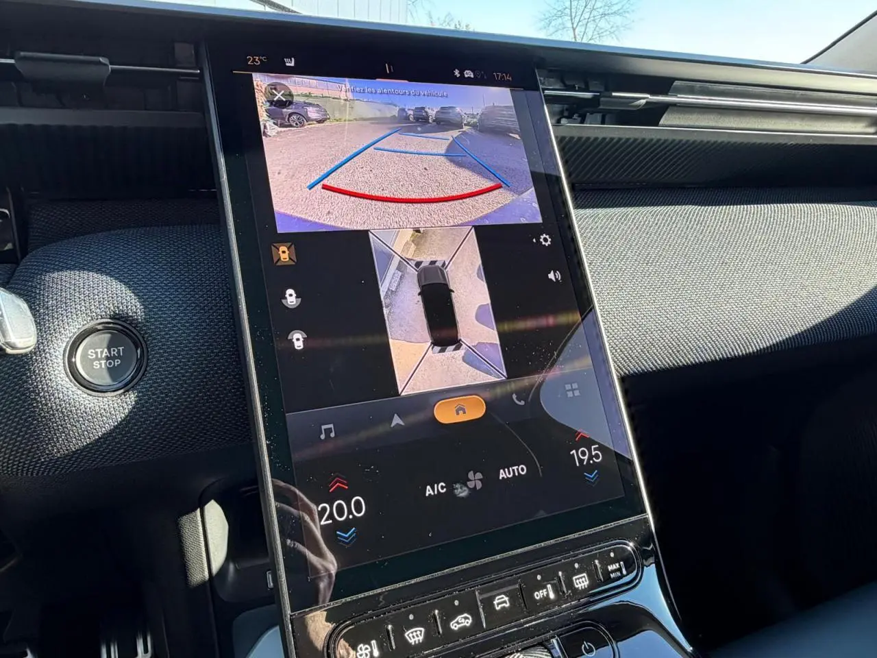 Écran tactile central vertical montrant la caméra de recul dans l'habitacle du Citroën C5 Aircross blanc.