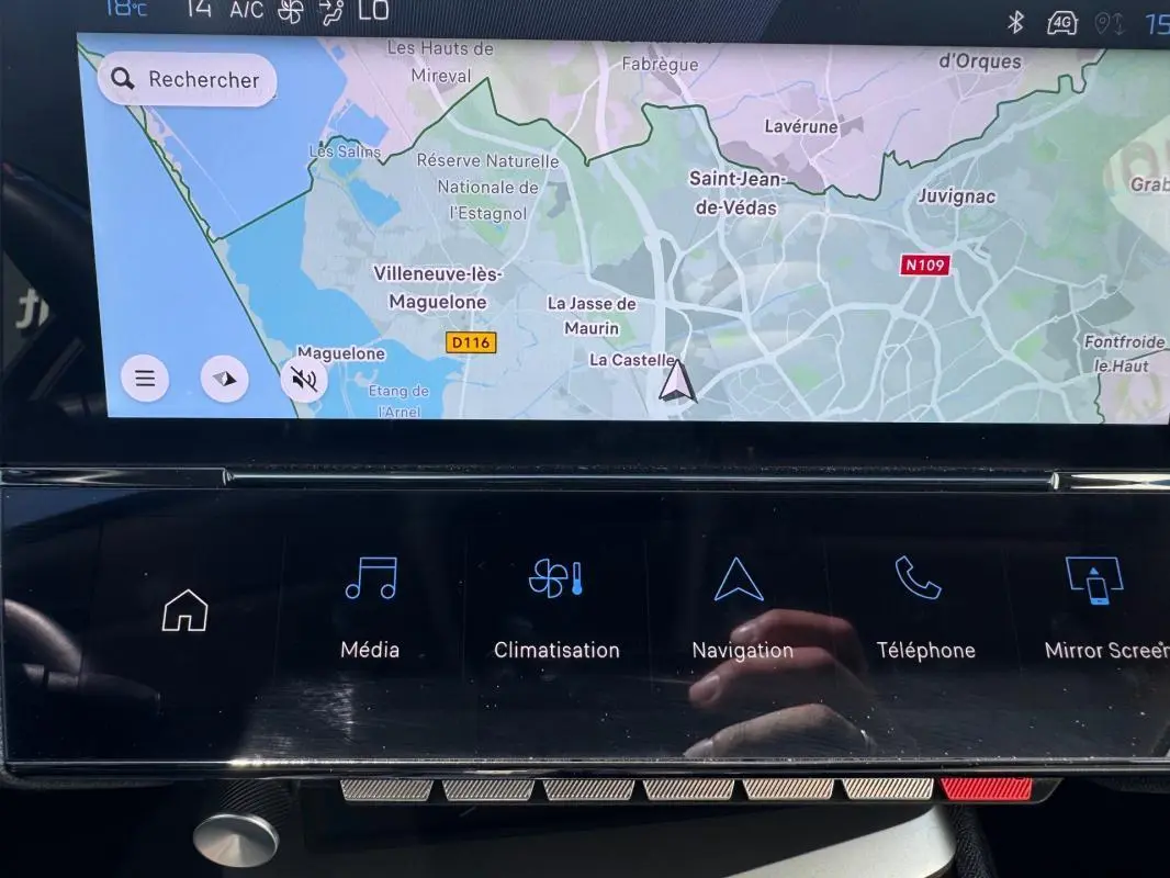 Vue rapprochée de l’écran tactile central du Peugeot 308 Hybrid 136 e-DCS6 Allure 2024, affichant la navigation GPS.