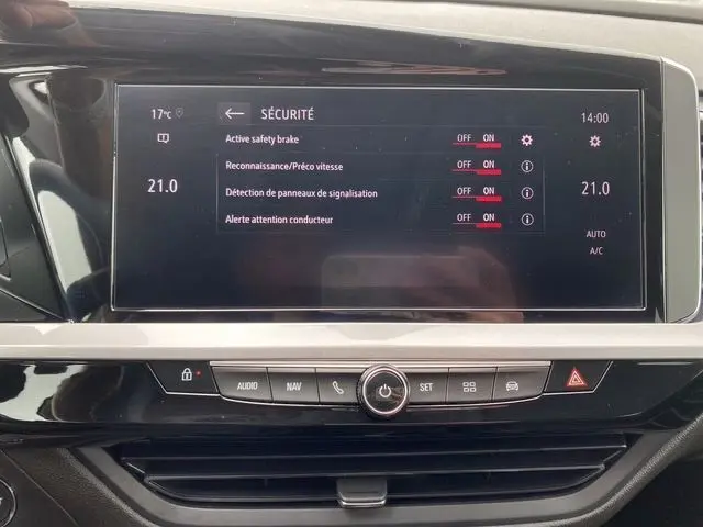 Écran tactile central de la console d'une Opel Grandland PH2 Ultimate 2024 affichant les réglages de sécurité.