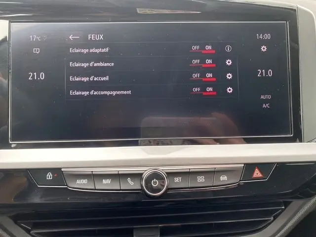 Écran tactile central de l'Opel Grandland PH2 Ultimate affichant les réglages d'éclairage intérieur, vue de face.