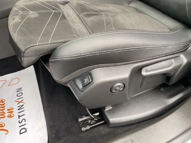 Gros plan sur le siège avant conducteur noir en tissu et cuir du Opel Grandland PH2 Ultimate 2024, avec réglages électriques visibles.