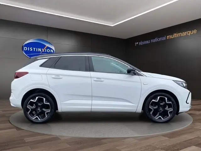 Opel Grandland blanc Arktis avec toit noir, vue de profil côté gauche, jantes alliage 19 pouces bicolores.