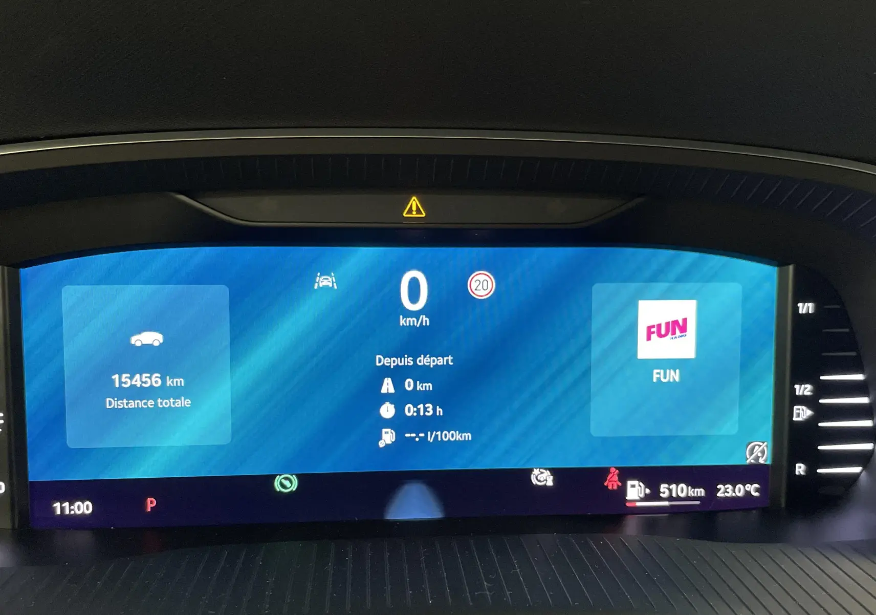 Affichage numérique du tableau de bord SKODA OCTAVIA 2024, montrant la distance totale, la vitesse à 0 km/h et la température extérieure.