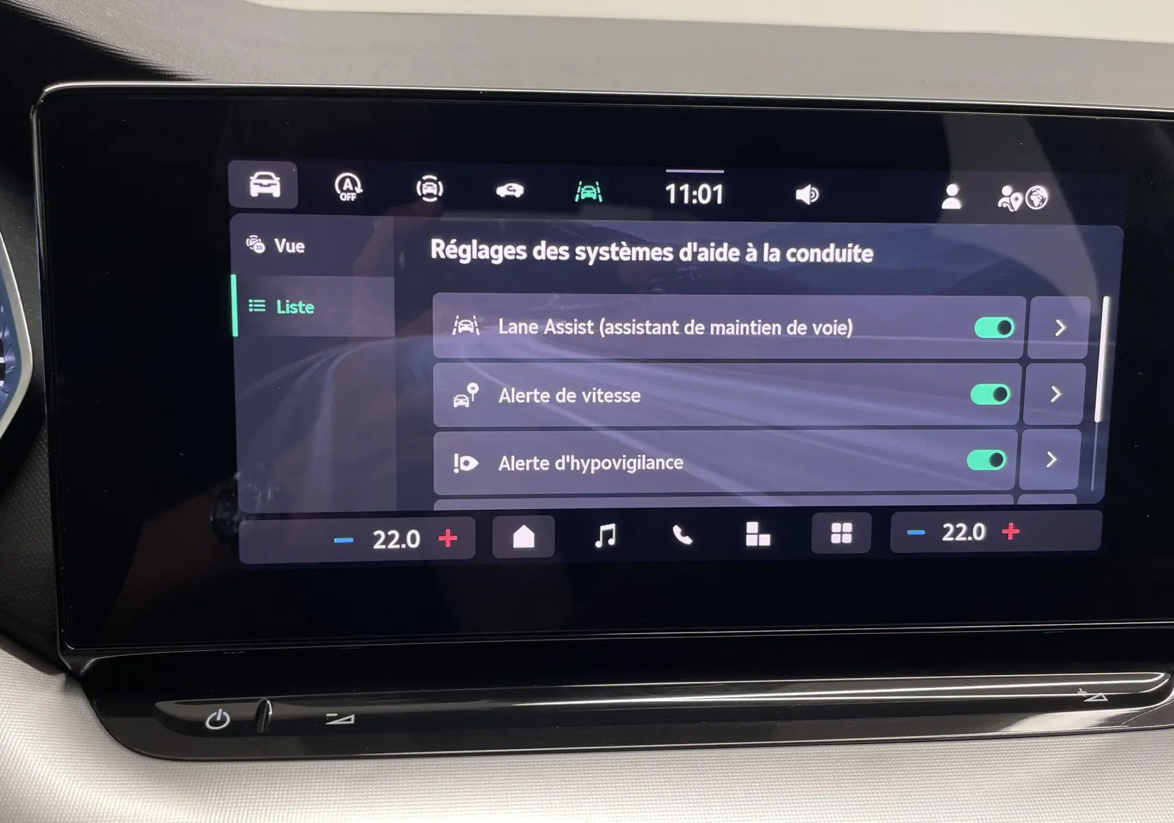 Écran tactile central de la Skoda Octavia 2024 affichant les réglages d'aide à la conduite avec interface moderne.