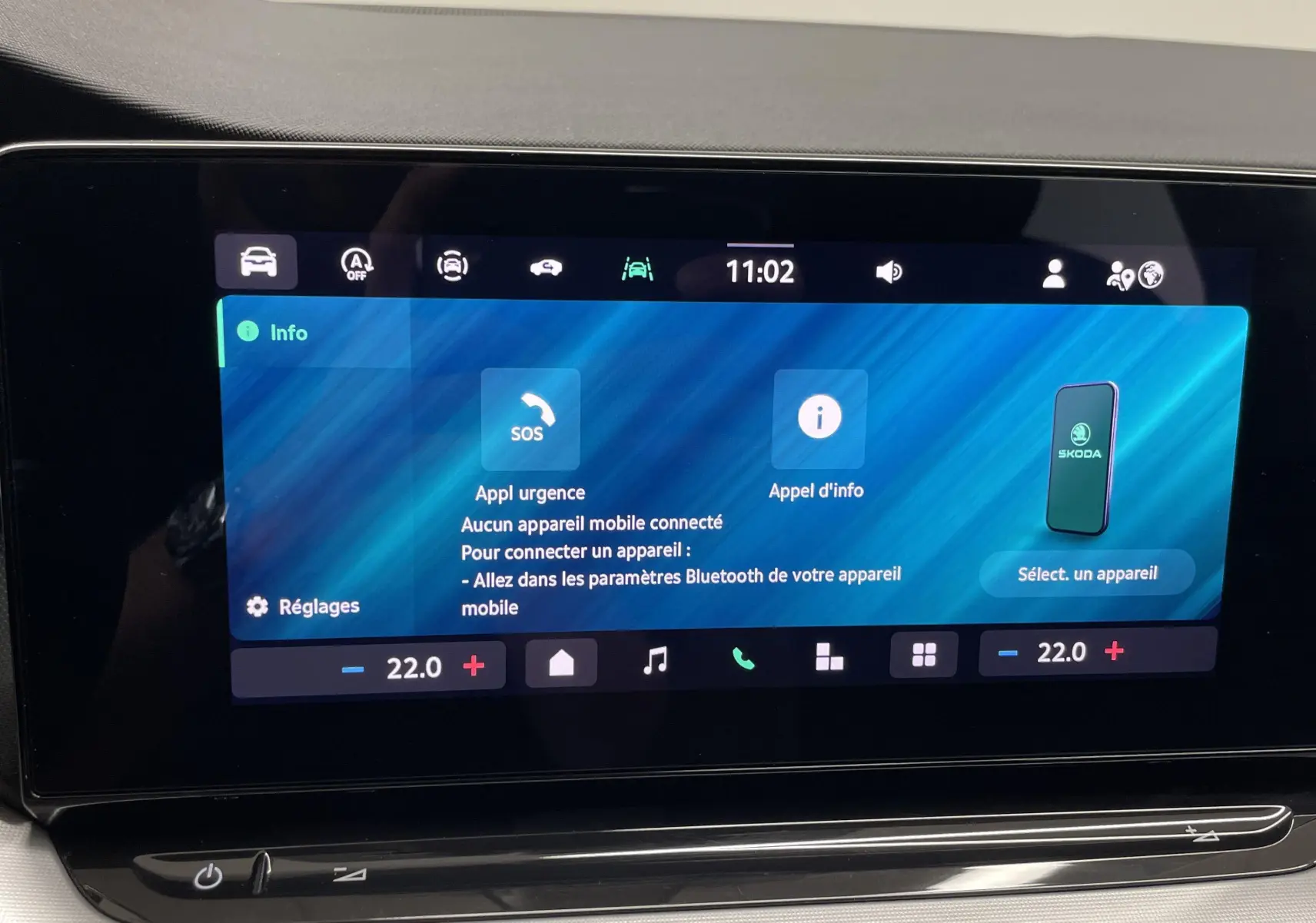 Écran tactile central de la Skoda Octavia 2024 affichant les options d'appel d'urgence et de connexion Bluetooth.
