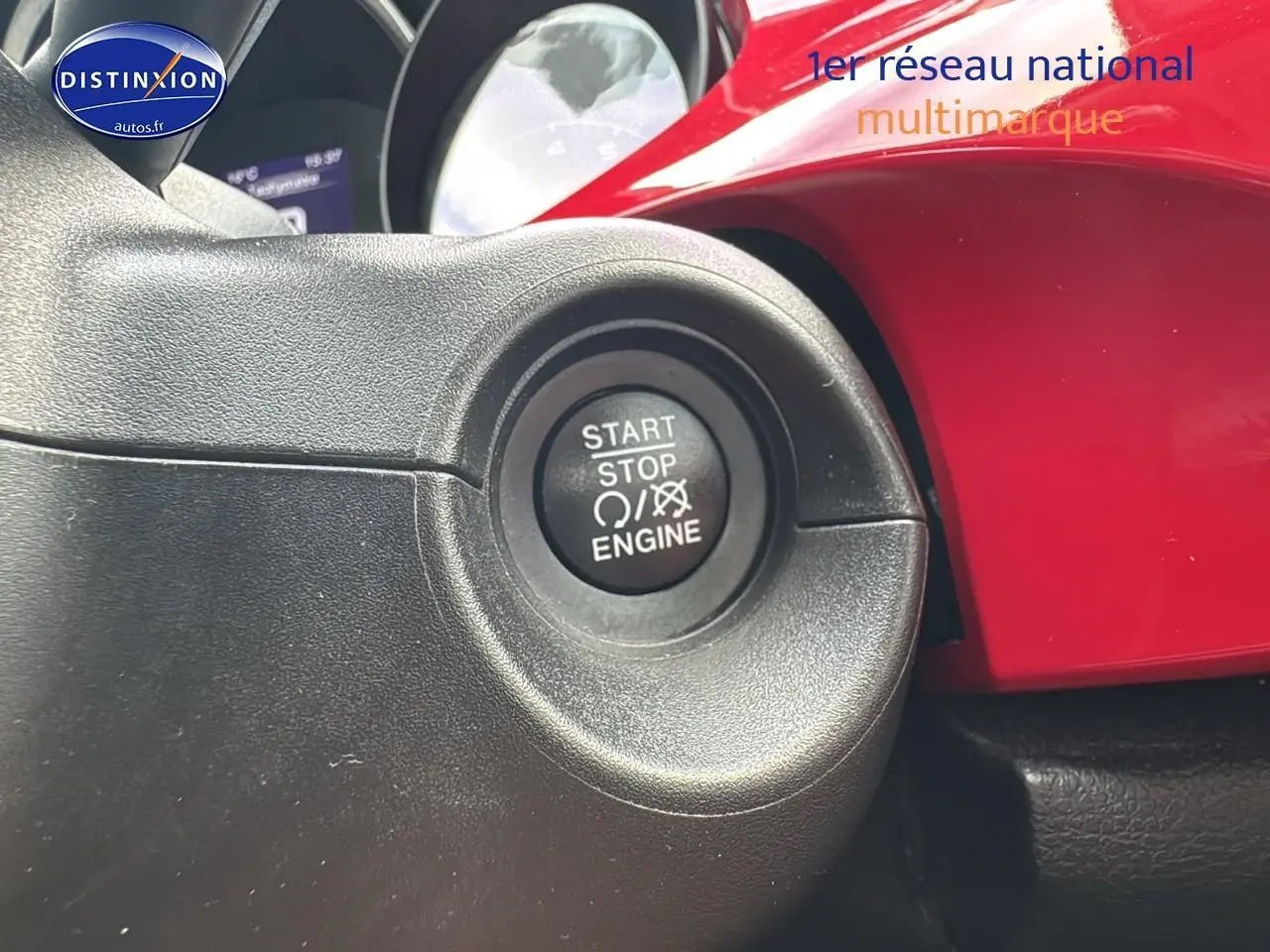 Gros plan sur le bouton start/stop moteur dans l'habitacle d'une FIAT 500X rouge, version 1.0 firefly 120 lounge.