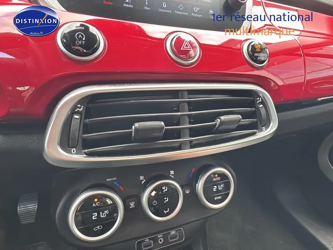 Détail du tableau de bord rouge vif du Fiat 500X 2020 montrant les commandes de climatisation automatique bi-zone.