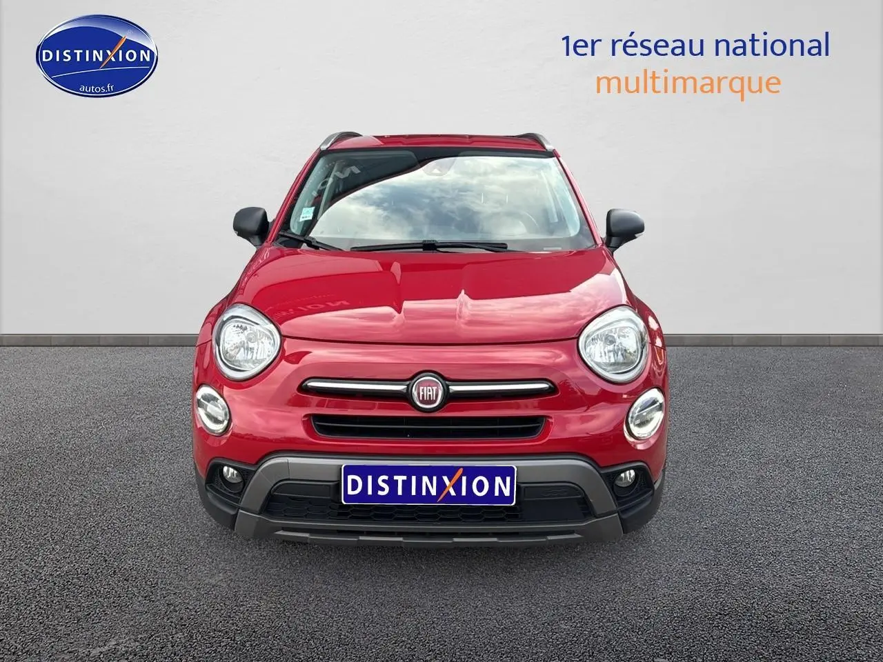 Vue frontale d'un FIAT 500X rouge 2020 avec calandre noire et logo Fiat bien visible.