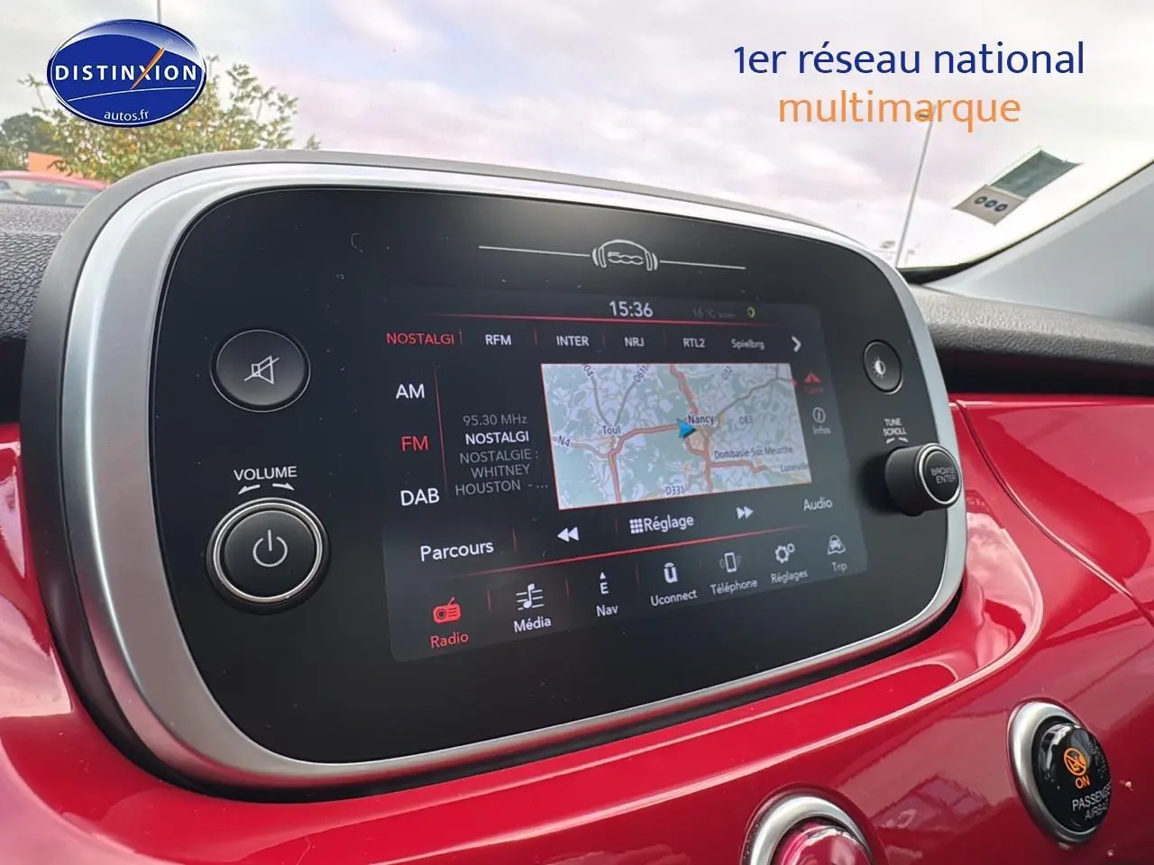 Écran tactile central avec navigation affichée sur tableau de bord rouge d'une Fiat 500X 2020.