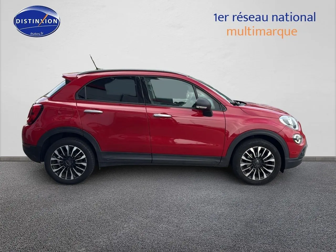 Profil côté gauche d'un FIAT 500X rouge 2020 avec jantes alliage et rétroviseurs noirs.