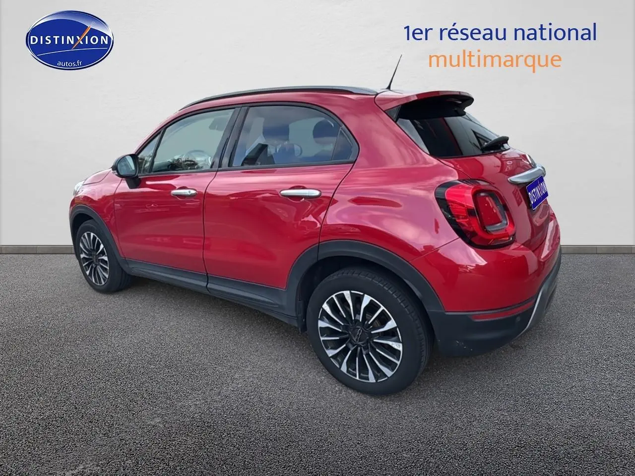 Vue 3/4 arrière droite d'un Fiat 500X rouge 2020 avec jantes alliage et feux arrière LED distinctifs.