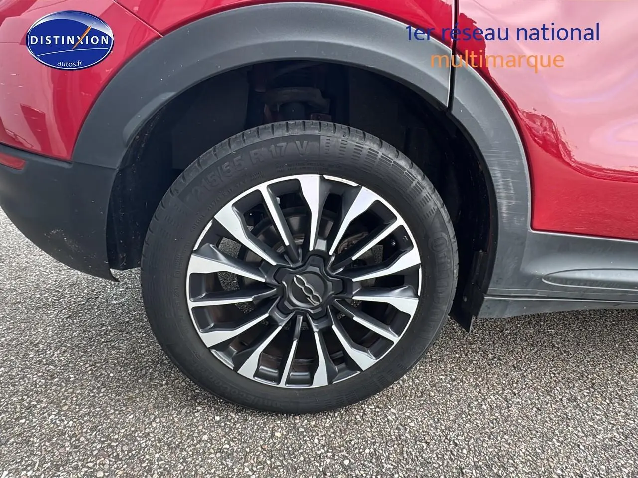 Gros plan sur la roue arrière droite avec jante alu bicolore du FIAT 500X rouge 1.0 firefly 120 lounge de 2020.