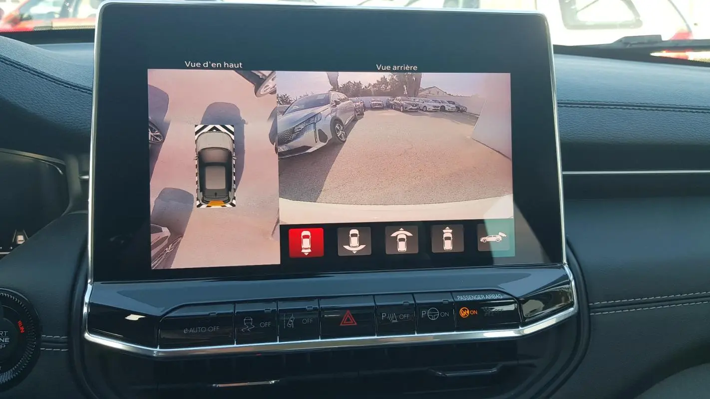 Écran tactile intérieur du Jeep Compass blanc 2024 montrant la caméra de recul et la vue à 360 degrés.