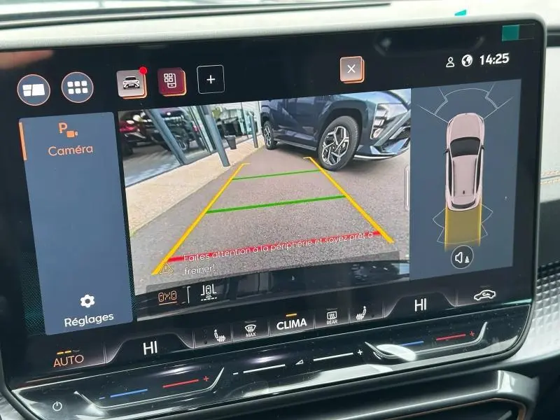 Vue écran de caméra de recul du CUPRA Formentor gris Graphène, montrant l’arrière droit et les lignes de guidage au sol.