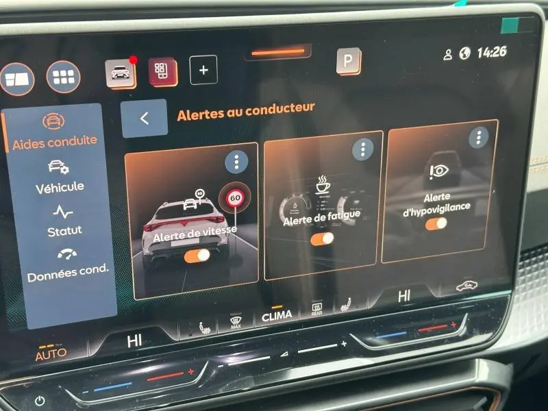Écran tactile intérieur du CUPRA Formentor 2.0 TDI 150ch affichant les alertes au conducteur.