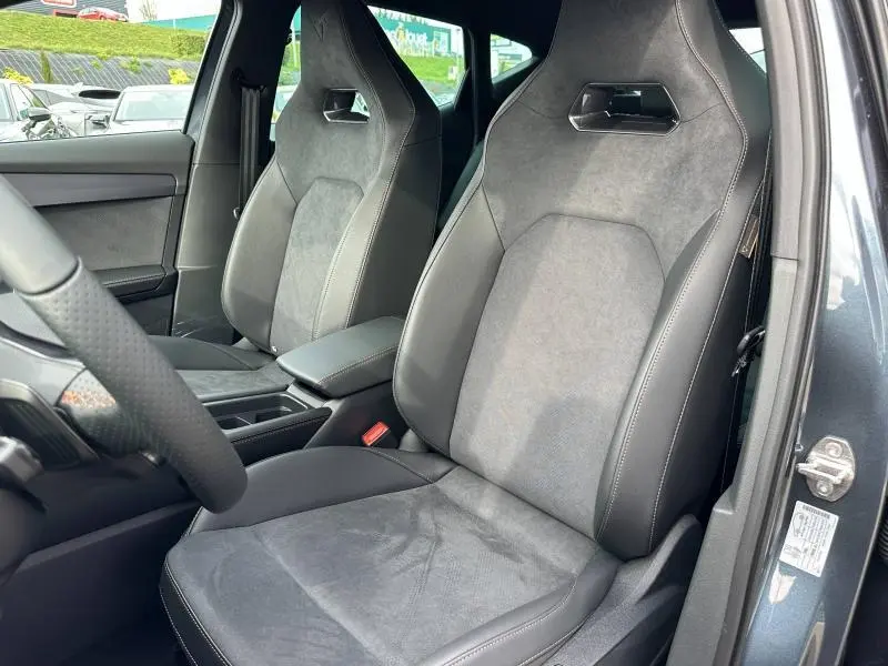 Vue intérieure rapprochée des sièges sport en textile et TEP noir asphalte du CUPRA Formentor 2.0 TDI 150ch V DSG7 2026.