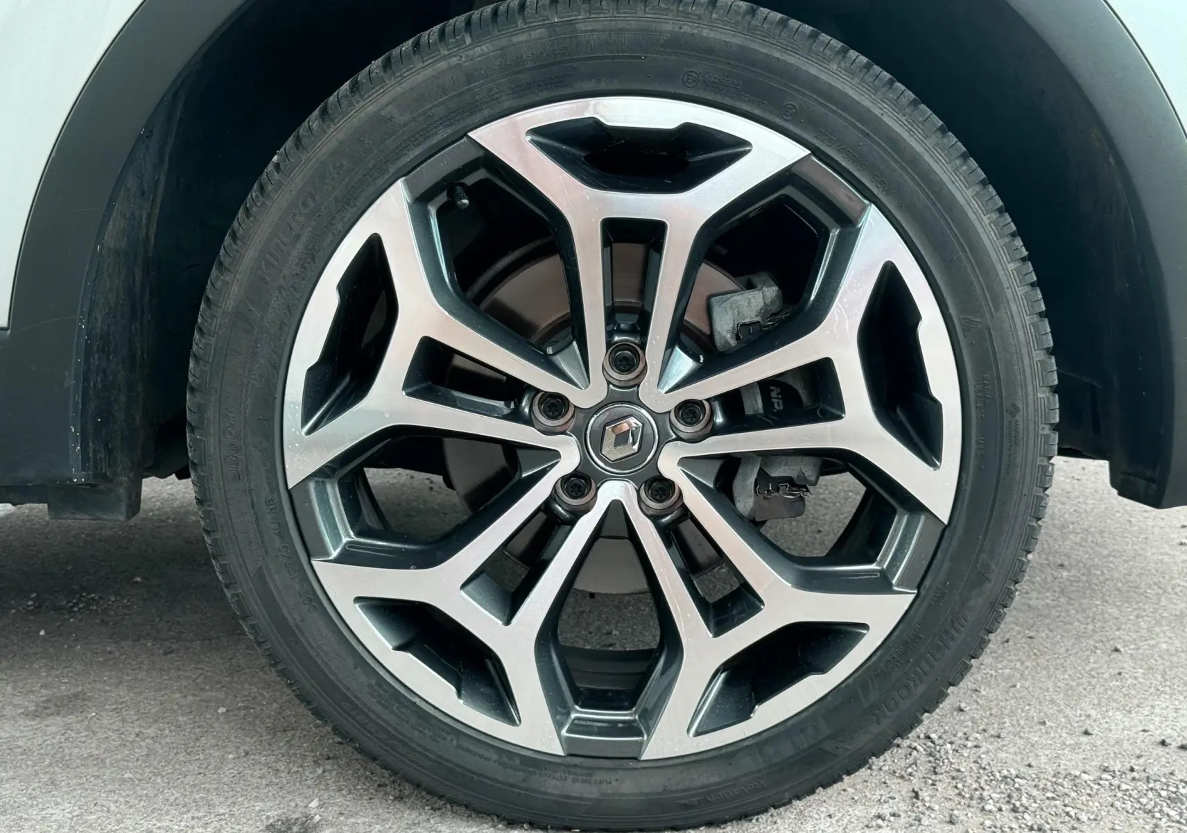 Gros plan sur la jante alliage au design moderne du côté avant droit du Renault Kadjar gris 2020.