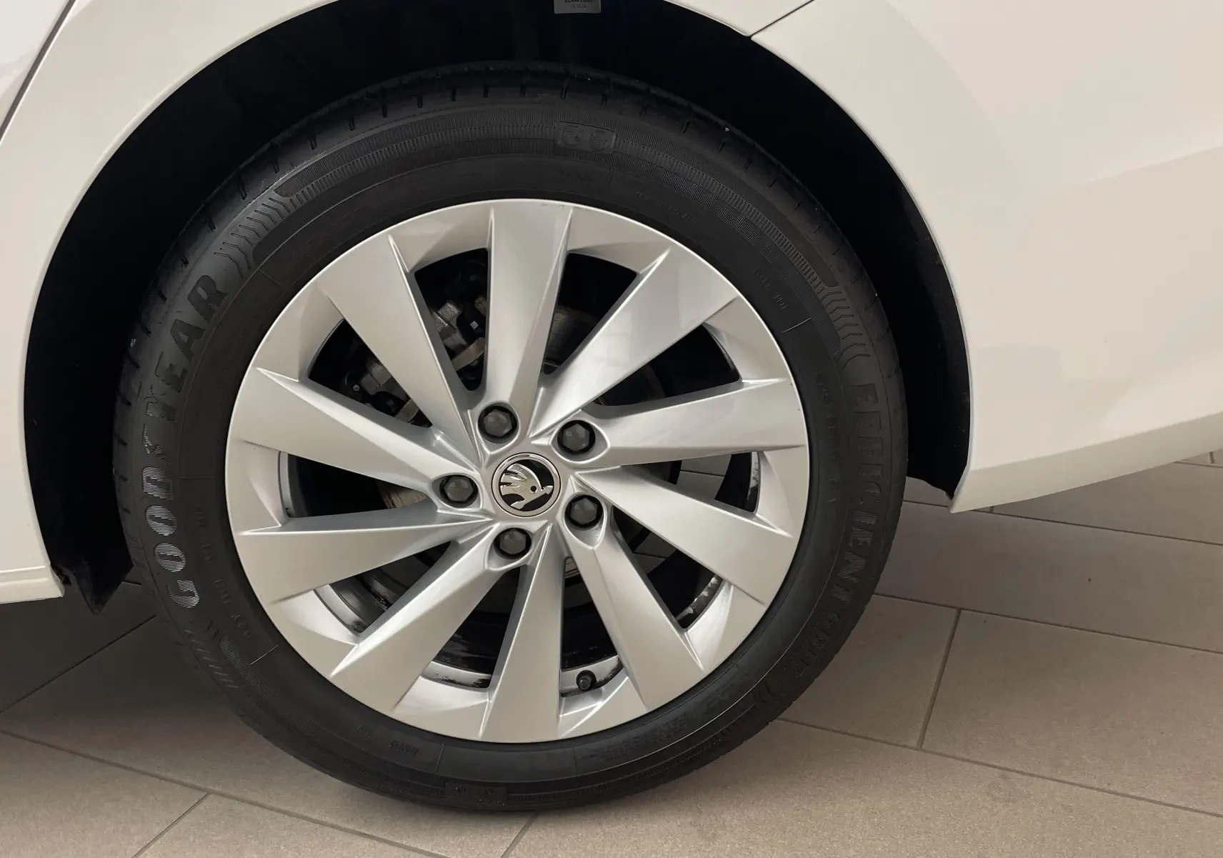 Gros plan sur la roue arrière droite blanche d'une Skoda Octavia 2024 avec jante alliage et pneu Goodyear.
